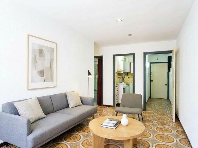 Piso en venta en calle De Flix, Barcelona, de 45 m² 2 habitaciones por 214.000