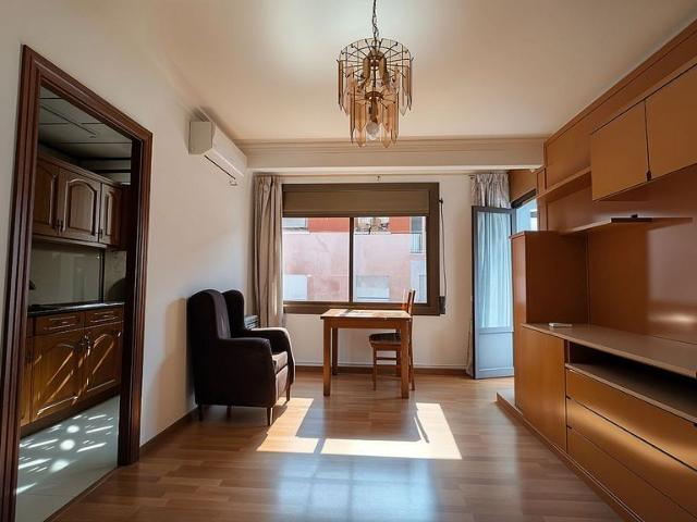 Piso en venta en calle De Flix, Barcelona, de 59 m² 3 habitaciones por 239.900