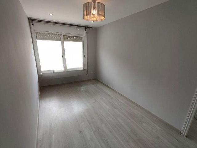 Piso en venta en calle De Francesc Julià, Santa Coloma de Gramanet, de 56 m² 3 habitaciones por 183.000