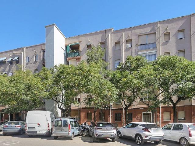 Piso en venta en calle De Goya, Sabadell, de 81 m² 3 habitaciones por 99.000