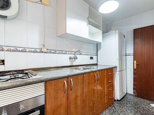 Piso en venta en calle De Juan Valera, Badalona, de 43 m² 2 habitaciones por 130.000