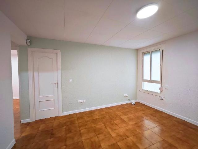 Piso en venta en calle De Juan Valera, Badalona, de 59 m² 2 habitaciones por 137.000