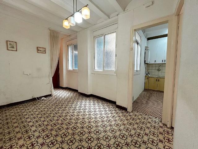 Piso en venta en calle De Jaume Giralt, Barcelona, de 54 m² 3 habitaciones por 235.000
