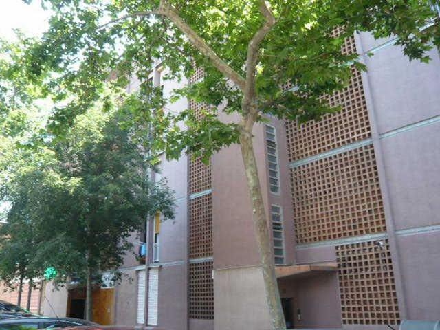 Piso en venta en calle De Jaume Huguet, Barcelona, de 43 m² 3 habitaciones por 72.000