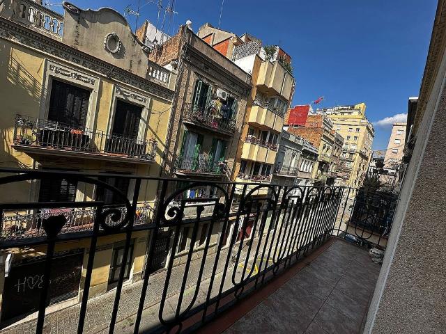 Piso en venta en calle De Jaume Roig, Barcelona, de 45 m² 2 habitaciones por 330.000