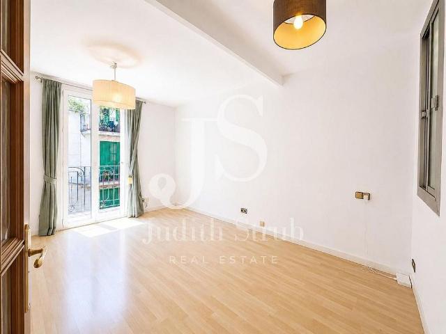 Piso en venta en calle De Jaume Roig, Barcelona, de 49 m² 2 habitaciones por 320.000