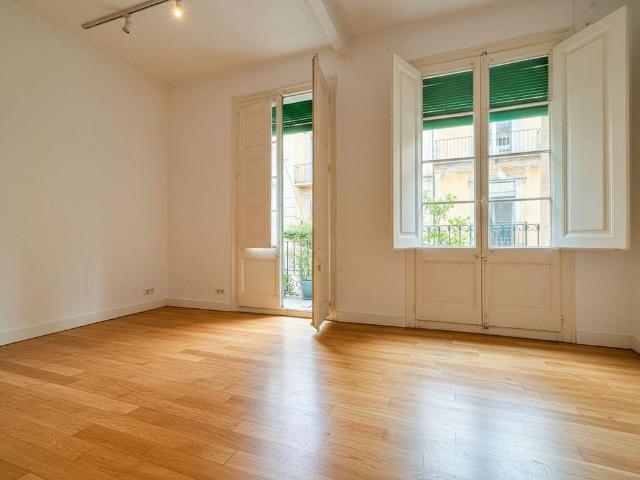 Piso en venta en calle De Joaquín Costa, Barcelona, de 94 m² 4 habitaciones por 335.000