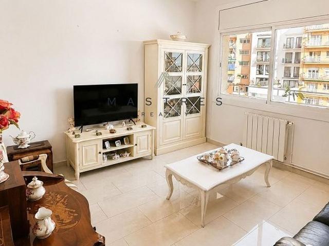 Piso en venta en calle De José Millán González, Barcelona, de 61 m² 2 habitaciones por 305.000