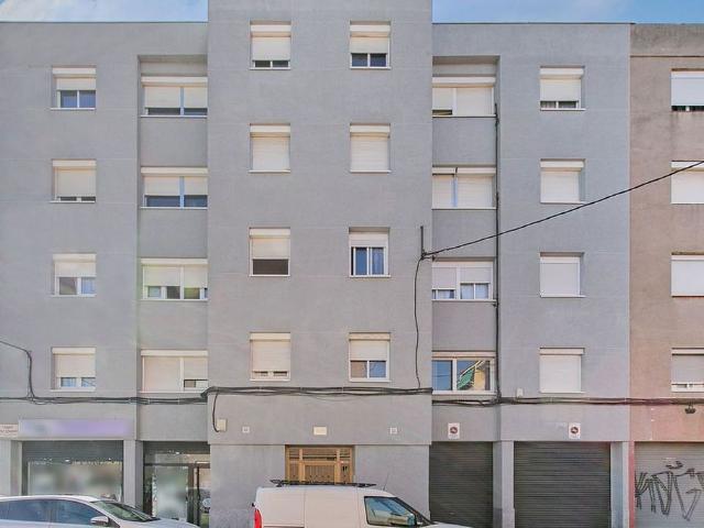 Piso en venta en calle De Josep Guardiet, Sabadell, de 54 m² 3 habitaciones por 55.000 €