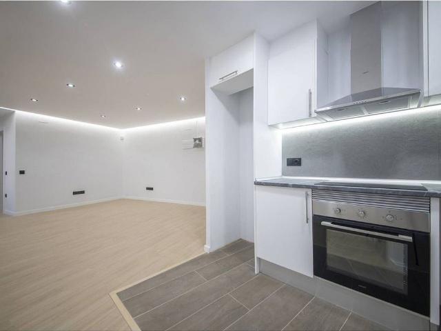 Piso en venta en calle De Josep Serrano, Barcelona, de 60 m² 2 habitaciones por 300.000