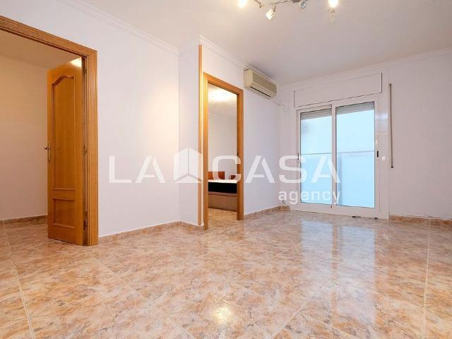 Piso en venta en calle De Lugo, Barcelona, de 60 m² 3 habitaciones por 199.000