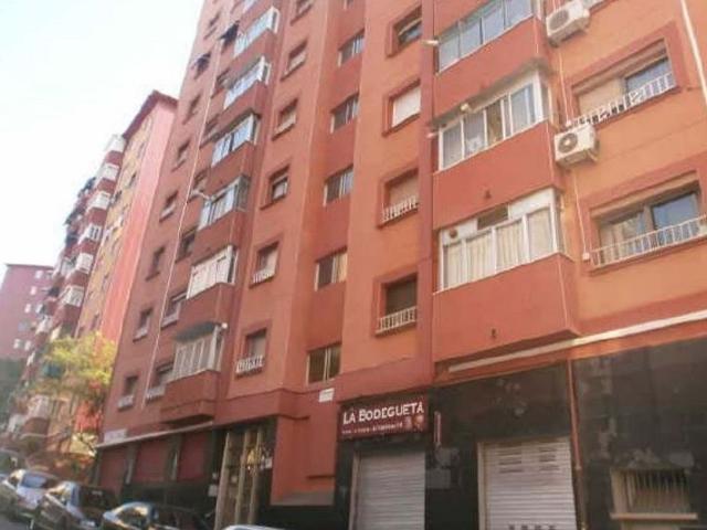 Piso en venta en calle De la Muntanya, Badalona, de 58 m² 2 habitaciones por 107.000
