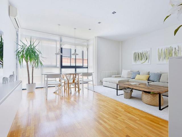 Piso en venta en calle De la Muntanya, Barcelona, de 88 m² 3 habitaciones por 568.000