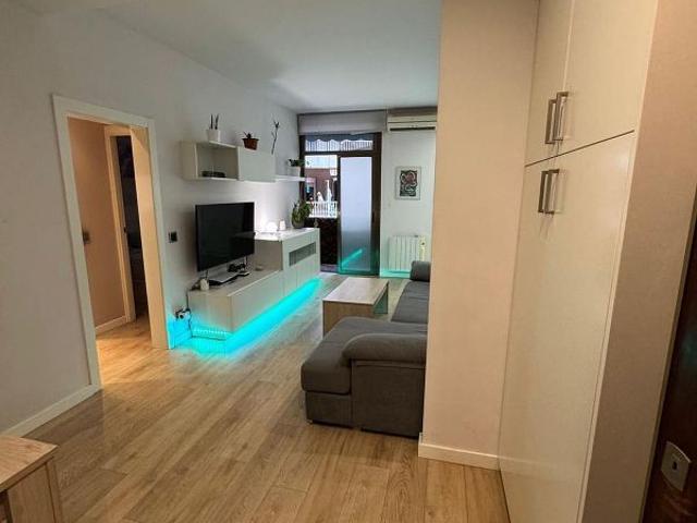 Piso en venta en calle De la Mare de Déu de Port, Barcelona, de 57 m² 2 habitaciones por 265.000