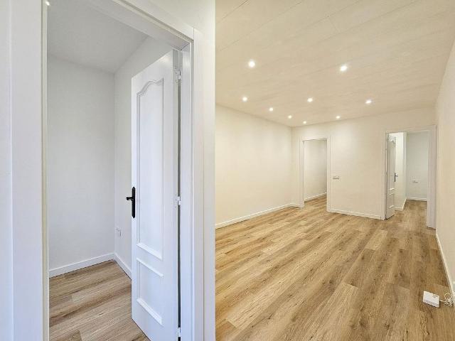 Piso en venta en calle De la Mare de Déu de Port, Barcelona, de 70 m² 2 habitaciones por 249.000