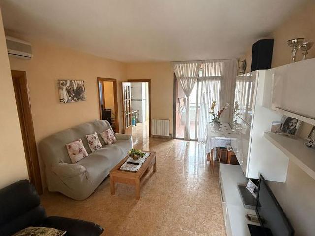 Piso en venta en calle De la Mare de Déu de Port, Barcelona, de 82 m² 3 habitaciones por 259.000