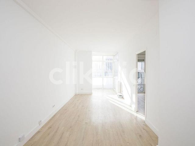 Piso en venta en calle De la Mare de Déu de Port, Barcelona, de 97 m² 3 habitaciones por 285.000