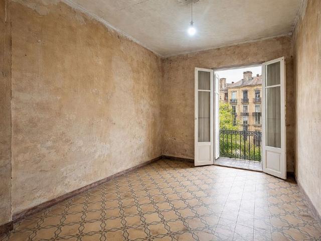 Piso en venta en calle De la Mare de Déu del Remei, Barcelona, de 80 m² 3 habitaciones por 330.000