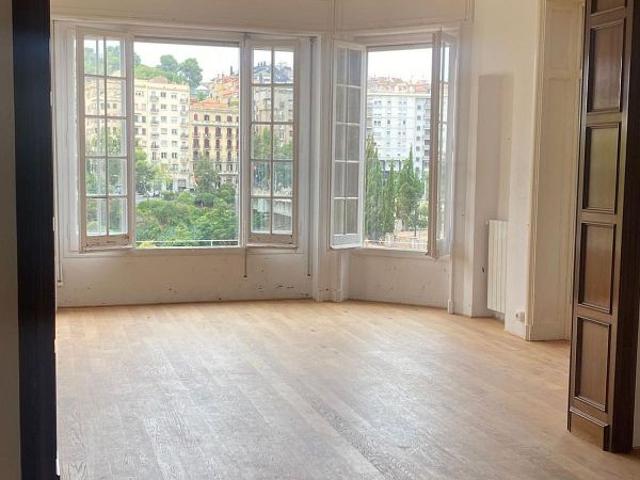 Piso en venta en calle De la Mare de Déu Dels Reis, Barcelona, de 240 m² 5 habitaciones por 790.000 €