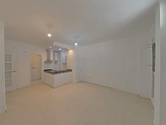 Piso en venta en calle De la Bòbila, Barcelona, de 63 m² 3 habitaciones por 303.000