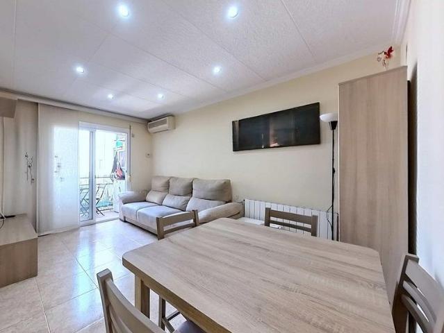 Piso en venta en calle De la Ciutadella, Santa Coloma de Gramanet, de 69 m² 3 habitaciones por 270.000