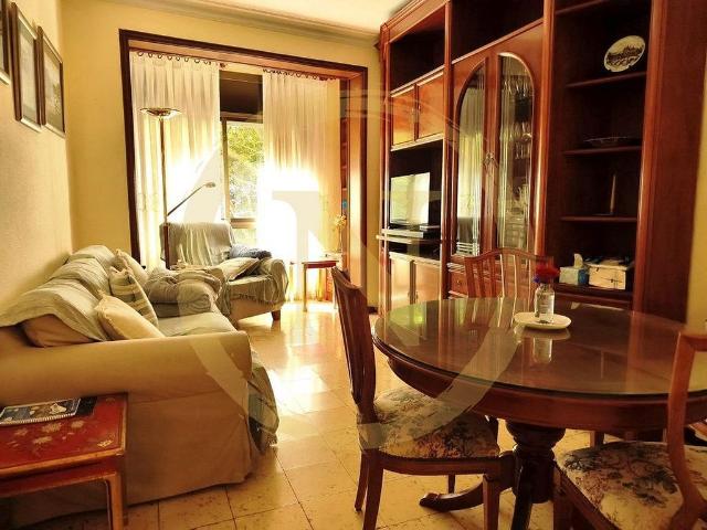 Piso en venta en calle De la Diputació, Barcelona, de 67 m² 4 habitaciones por 415.000
