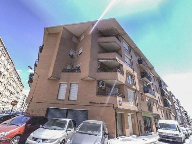 Piso en venta en calle De la Hispanitat, Terrassa, de 74 m² 3 habitaciones por 240.500