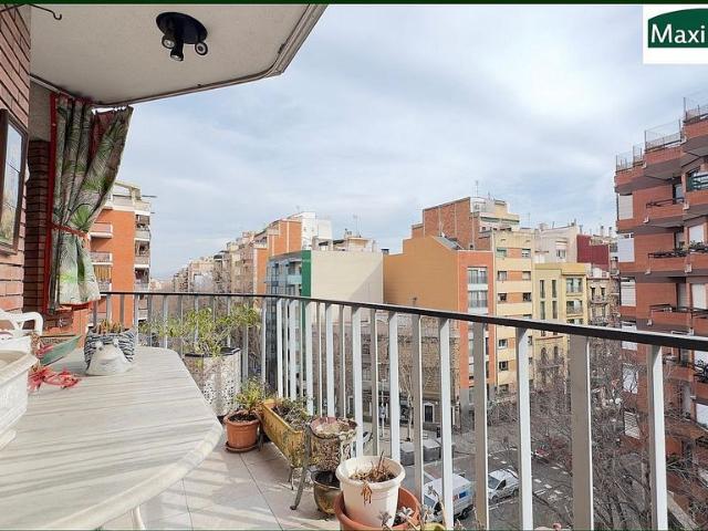 Piso en venta en calle De la Indústria, Barcelona, de 71 m² 3 habitaciones por 409.000