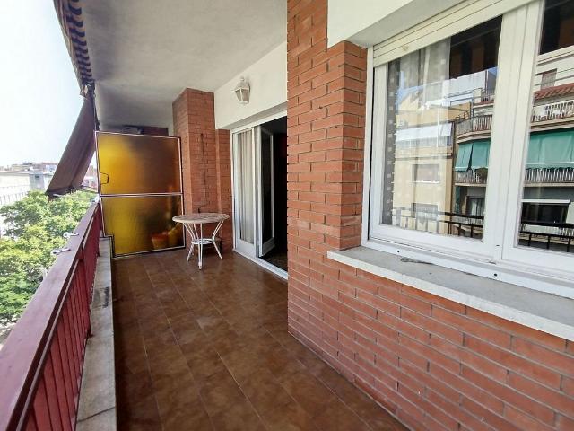 Piso en venta en calle De la Indústria, Barcelona, de 89 m² 4 habitaciones por 475.000