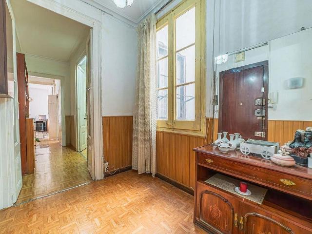 Piso en venta en calle De la Junta de Comerç, Barcelona, de 137 m² 5 habitaciones por 398.000