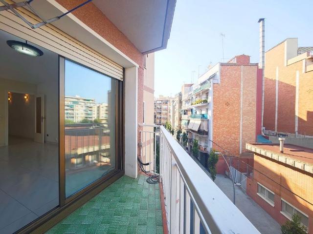 Piso en venta en calle De la Renclusa, Hospitalet de Llobregat, L´, de 76 m² 3 habitaciones por 219.000