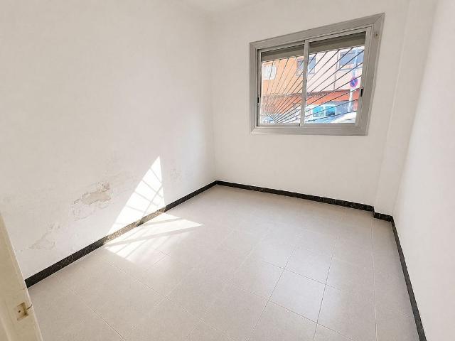 Piso en venta en calle De la Sagrada Família, Badalona, de 55 m² 3 habitaciones por 149.000