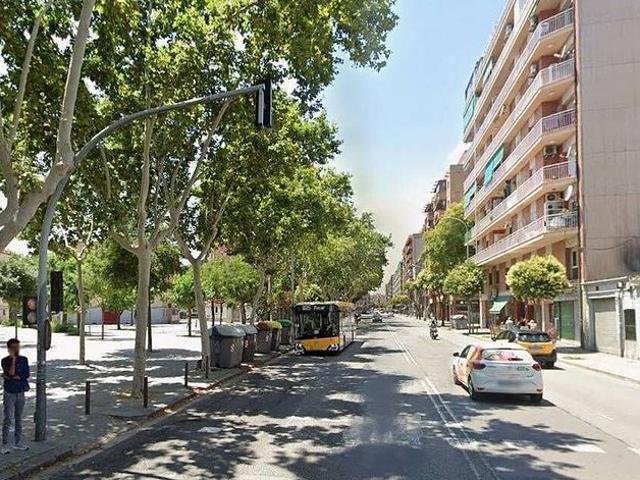 Piso en venta en calle De la Sagrada Família, Badalona, de 64 m² 2 habitaciones por 132.000