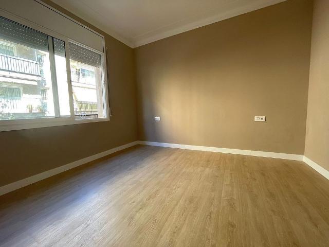Piso en venta en calle De la Torre Dels Pardals, Barcelona, de 70 m² 3 habitaciones por 360.000