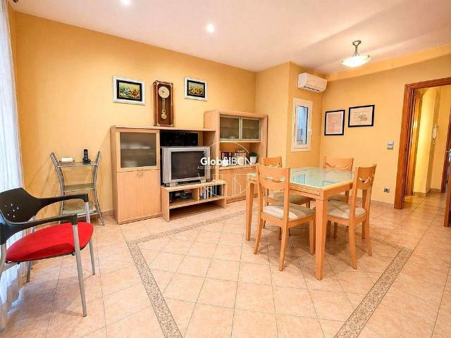 Piso en venta en calle De la Verge del Pilar, Cornellà de Llobregat, de 109 m² 3 habitaciones por 370.000