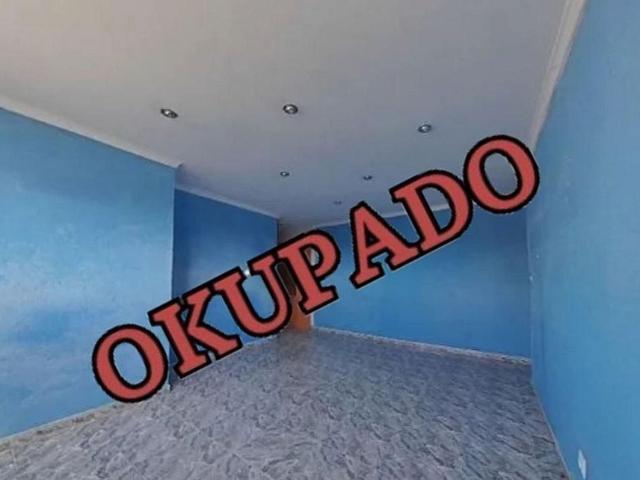 Piso en venta en calle De L'algarve, Badia del Vallès, de 66 m² 3 habitaciones por 71.000