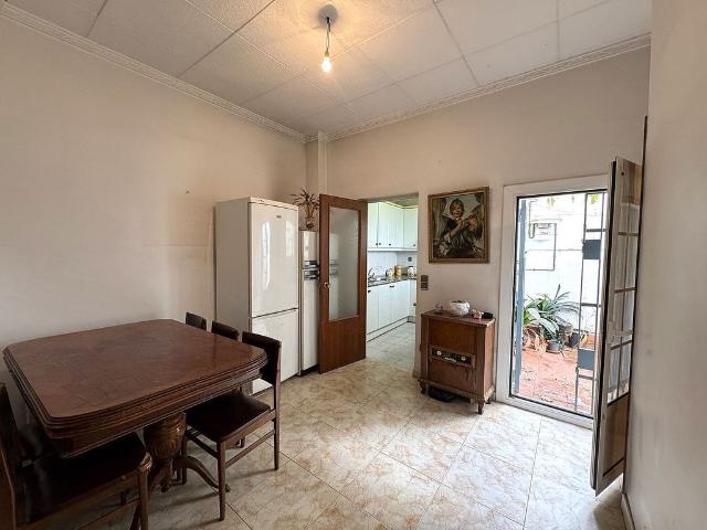 Piso en venta en calle De Las Navas de Tolosa, Barcelona, de 90 m² 3 habitaciones por 298.000