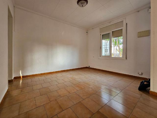 Piso en venta en calle De L'arquitecte Gaudí, Barbera del Vallès, de 65 m² 3 habitaciones por 150.000