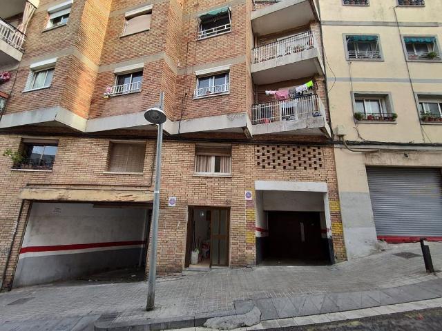 Piso en venta en calle De L'autonomia, Badalona, de 60 m² 3 habitaciones por 108.400
