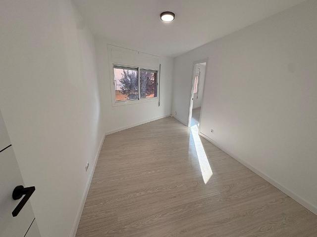 Piso en venta en calle De L'aviació, Hospitalet de Llobregat, L´, de 63 m² 4 habitaciones por 270.000