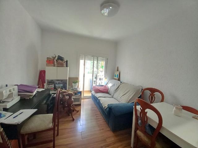 Piso en venta en calle De L'empordà, Badalona, de 48 m² 3 habitaciones por 140.000