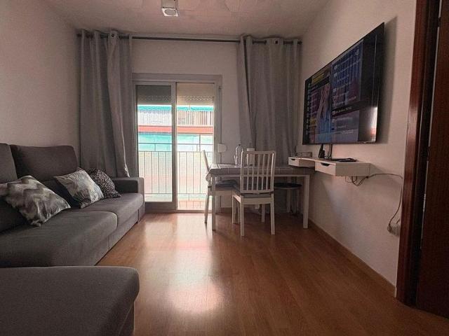 Piso en venta en calle De L'empordà, Badalona, de 50 m² 3 habitaciones por 135.000