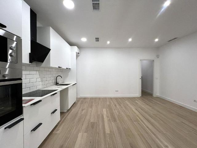 Piso en venta en calle De Les Aigües del Llobregat, Hospitalet de Llobregat, L´, de 65 m² 2 habitaciones por 245.000