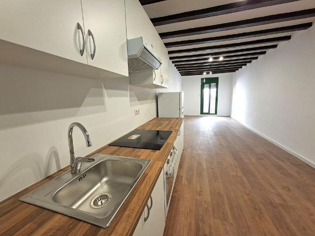 Piso en venta en calle De Les Carretes, Barcelona, de 31 m² 1 habitación por 165.000