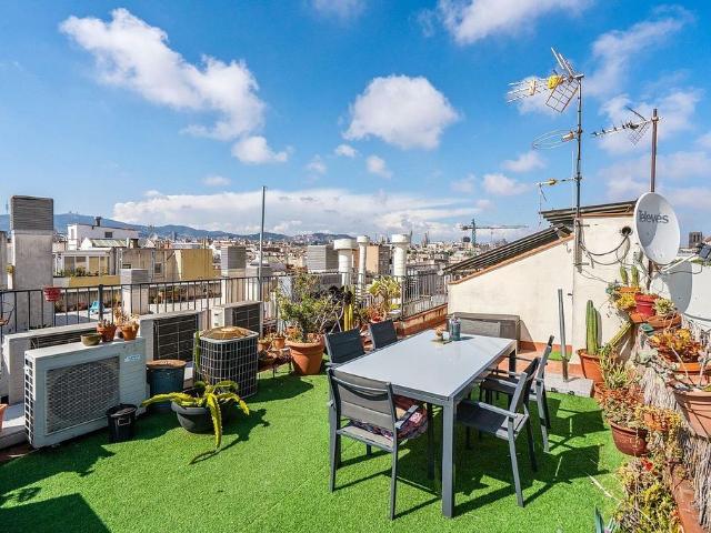 Piso en venta en calle De Les Carretes, Barcelona, de 54 m² 2 habitaciones por 342.500