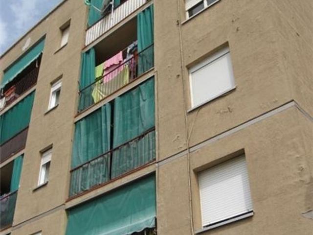 Piso en venta en calle De Les Cosidores, Sabadell, de 80 m² 3 habitaciones por 70.100 €