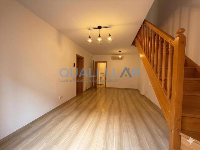 Piso en venta en calle De Les Delícies, Cornellà de Llobregat, de 81 m² 3 habitaciones por 389.000