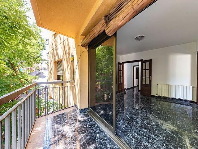 Piso en venta en calle De Les Roselles, Santa Coloma de Gramanet, de 80 m² 3 habitaciones por 170.000