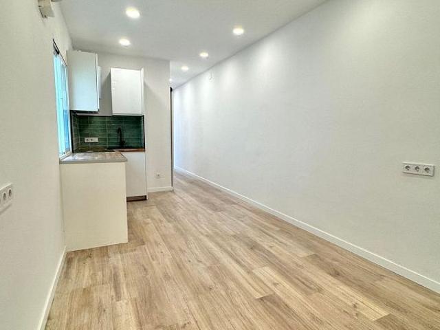 Piso en venta en calle De L'escultor Canet, Barcelona, de 58 m² 3 habitaciones por 293.000