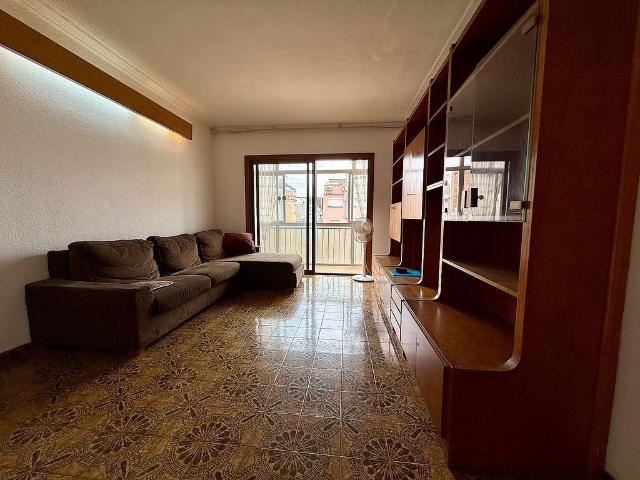 Piso en venta en calle De L'escultor Canet, Barcelona, de 75 m² 4 habitaciones por 329.000